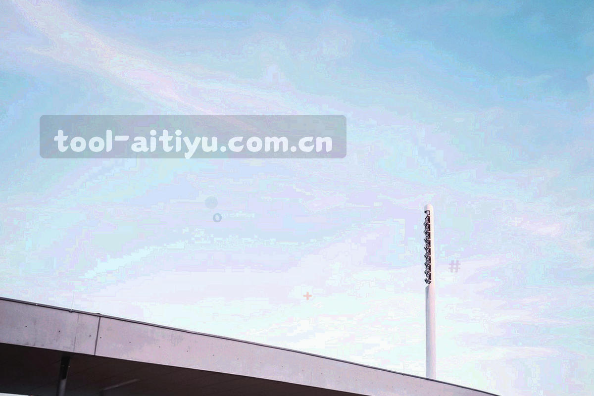 支持团队工作台多屏显示工单列表与数据复核界面，画面中无清晰可辨人物面孔